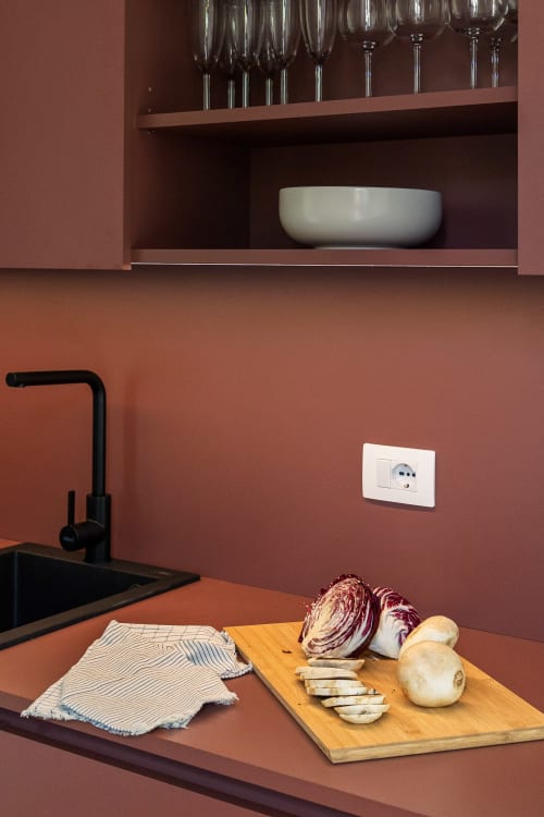 Moderno bancone della cucina a Dimora Silva Nature Suites con tagliere, verdure, rubinetto nero e scaffalature aperte