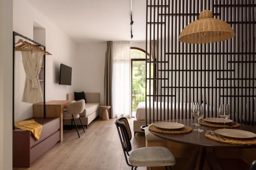 Moderno appartamento presso Dimora Silva Nature Suites con zona pranzo, lampada a sospensione in vimini e camera da letto a San Martino delle Scale