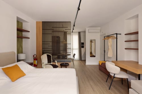 Appartamento Dimora Silva 2 a San Martino delle Scale con letto, scrivania in legno, arredi moderni e decorazioni ispirate dalla natura