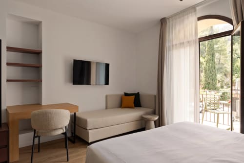 Camera moderna di Dimora Silva Nature Suites con letto, divano, scrivania e vista dal balcone a San Martino delle Scale
