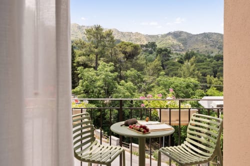 Sedute in balcone presso Dimora Silva Nature Suites con vista sulle montagne e fiori del giardino, San Martino delle Scale