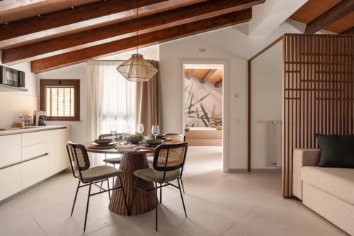 Modern open-plan suite at Dimora Silva Nature Suites with dining area, kitchen, wooden beams