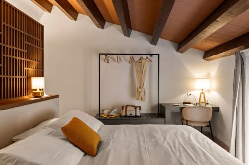 Camera Dimora Silva con 6 posti letto, travi in legno a vista, arredamento minimalista e una gruccia nera presso Dimora Silva Nature Suites