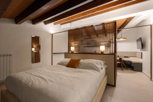 Camera moderna a Dimora Silva Nature Suites con travi in legno, letto matrimoniale e design minimalista a San Martino delle Scale