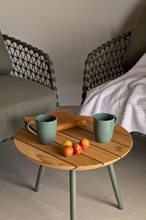 Tavolino in legno con tazze menta e mele fresche presso Dimora Silva Nature Suites, San Martino delle Scale