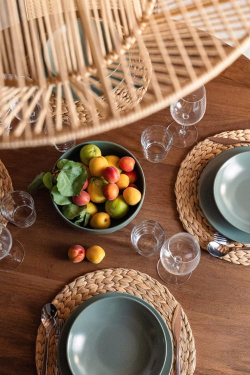 Raffinata mise en place a Dimora Silva con frutti freschi, tovagliette intrecciate e stoviglie blu a San Martino delle Scale