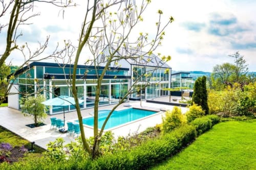 Villa Bianca, luxe B&B in Mortroux Dalhem met moderne architectuur, verwarmde zwembad en verzorgde tuinen