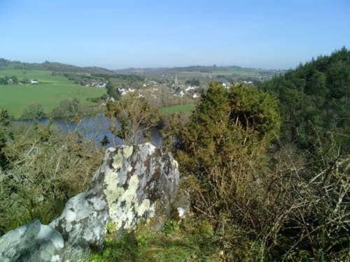 Vue pittoresque de la vallée depuis l'Hôtel De La Vallée à Saint-Gilles-Vieux-Marché avec rivière, champs verdoyants et clocher