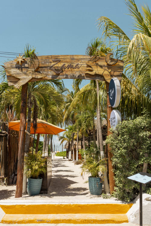 Acceso de madera con palmas en Hotel Isla Mujeres Centro, México