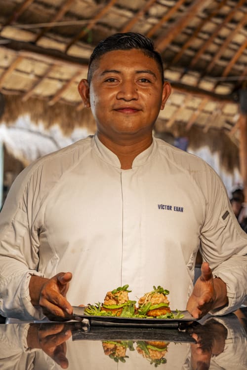 El Chef Victor Euan presenta un platillo en Hotel Isla Mujeres Centro, México