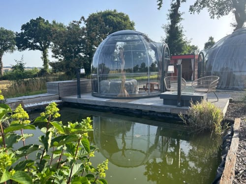 Chambre Bulle Topaze de l'hôtel Bubble Jade, dôme géodésique avec vue sur le bassin du jardin à Bazouges-la-Pérouse, France