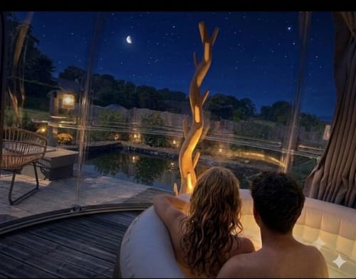 Couple se relaxant dans un jacuzzi privé la nuit avec vue sur le jardin, hôtel Bubble Jade, Bazouges la Pérouse