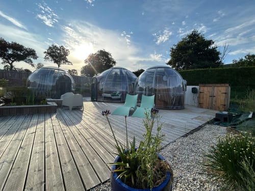 Chambre Bulle Émeraude de l'hôtel Bubble Jade avec dômes transparents, jardin de Bazouges la Pérouse
