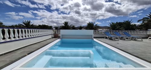 Piscina de Villas del Mar con vistas a la montaña, Puerto Calero, con palmeras y tumbonas