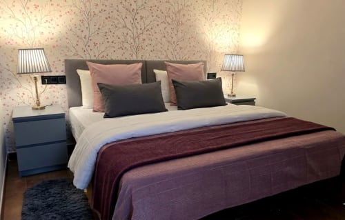 Habitación doble Marbella Views en Ojén con papel tapiz floral, ropa de cama estratificada y lámparas de mesita