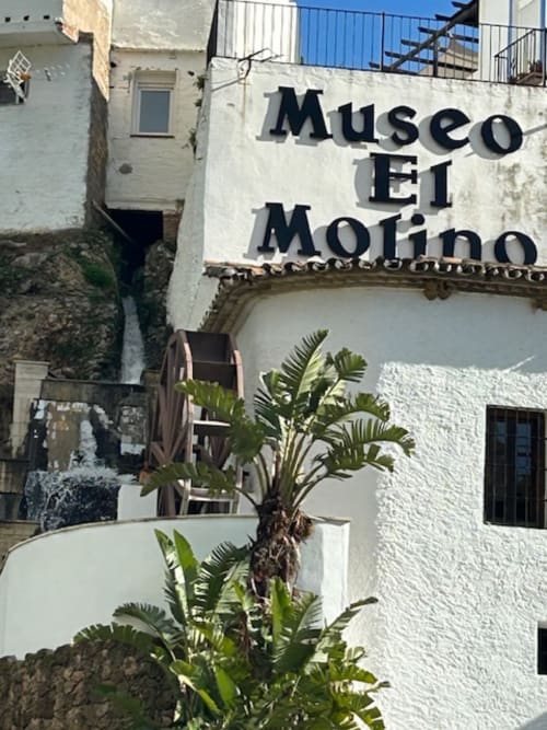 Letrero del Museo El Molino en edificio encalado de Ojén, España cerca de Marbella