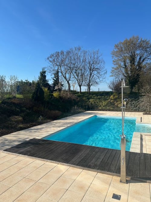 Zwembad van Villa Bianca B&B in Mortroux Dalhem, België, met terras en uitzicht op het platteland