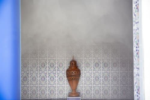 Decoratieve bronzen urn op voetstuk in Villa Bianca boutique hotel in Mortroux Dalhem, België