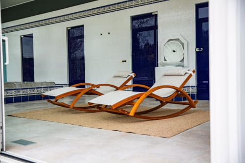 Twee houten schommelstoelen met kussens op een kurken mat in Villa Bianca in Mortroux Dalhem, België