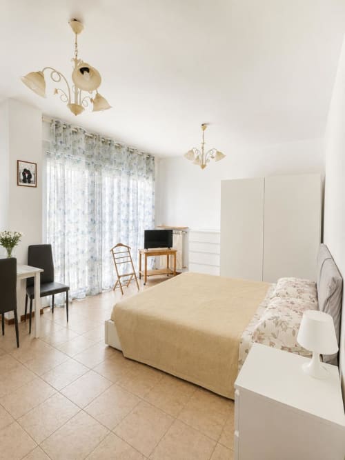 Camera da letto in Bicocca, Milano: letto, TV, guardaroba, zona pranzo e vista sulla città