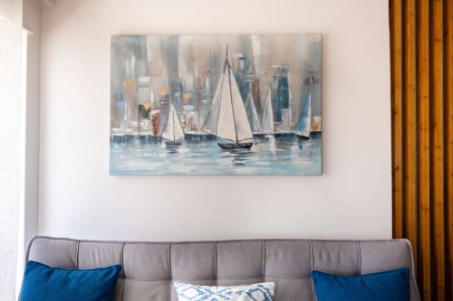 Barcos à vela em água azul com horizonte da cidade, pintura decorativa no apartamento Pêra Breeze em Happy Nest AL