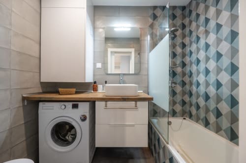Casa de banho moderna no apartamento Pêra Breeze, Happy Nest AL, Armação de Pêra, com máquina de lavar, lavatório e chuveiro com azulejos geométricos
