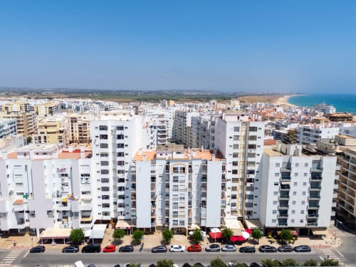 Vista aérea do Happy Nest AL, apartamentos em Armação de Pêra com vista para o litoral e praia do Mediterrâneo