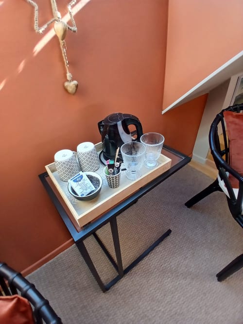 Plateau d'accueil Ottawa à Ma Cabane du Canada avec bouilloire, tasses, verres, café et thé à Combray, France