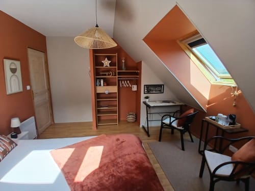Chambre chaleureuse à Ottawa à Ma Cabane du Canada B&B à Combray, murs en terre cuite, puits de lumière, bureau et équipements communs
