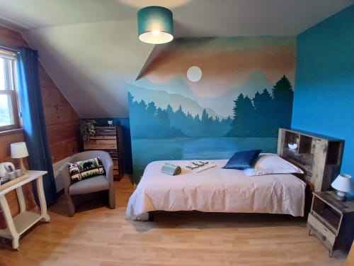 Chambre cosy à Ma Cabane du Canada B&B à Combray avec fresque murale de lac montagneux, lustre au plafond et style rustique