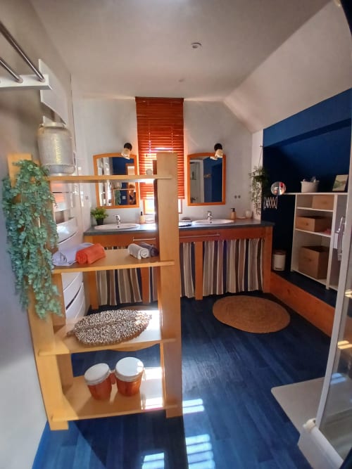 Salle de bain moderne à Ma Cabane du Canada à Combray, avec fixtures en bois, double vasque et équipements partagés aux tons bleu marine