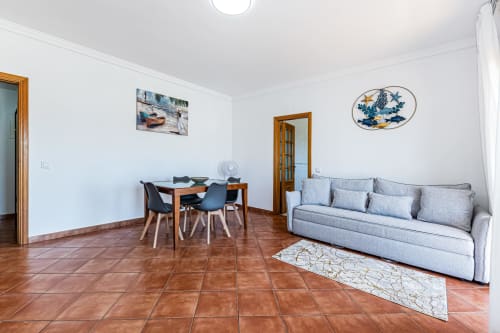Apartamento Mar Azul no Happy Nest AL em Armação de Pêra com sala de estar, mesa de jantar, sofá, piso em terracota e vista costeira