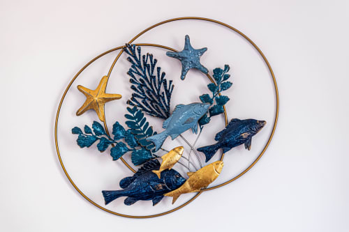 Arte decorativa em metal para parede com peixes azuis, estrelas-do-mar douradas e algas em moldura de bronze na Happy Nest AL, Armação de