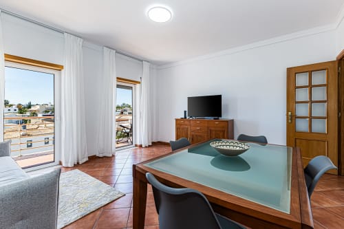 Apartamento Mar Azul no Happy Nest AL em Armação de Pêra com mesa de jantar, TV, vista de varanda e comodidades modernas