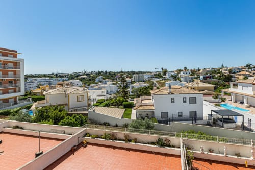 Vista aérea do complexo de apartamentos Happy Nest AL em Armação de Pêra com vistas de jardim, piscina e paisagem costeira