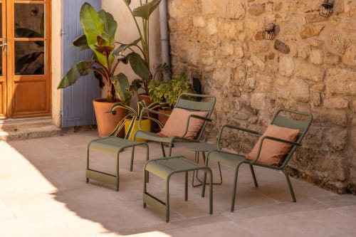 Terrasse extérieure confortable du Prieuré Notre-Dame à Montfrin avec transats et plantes en pots