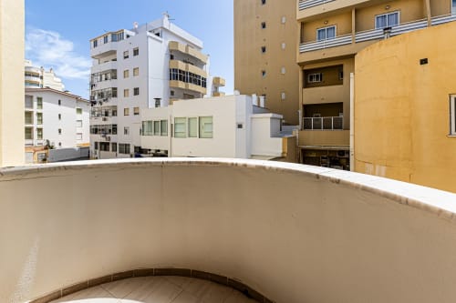 Vista da cidade do terraço do apartamento Happy Nest AL em Portimão, Portugal, com edifícios residenciais ao redor