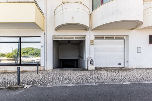 Entrada moderna do Happy Nest AL em Portimão com características arquitetônicas cilíndricas