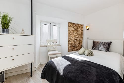 Quarto luminoso da cottage Happy Nest AL em Pêra com cama de casal, cómoda branca e vista para o mar