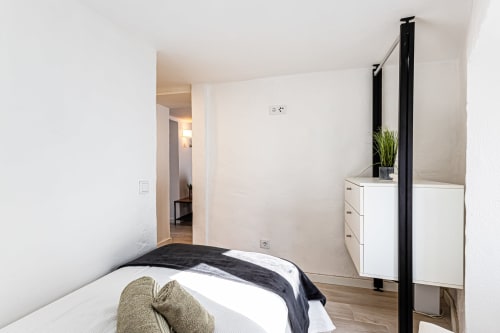 Quarto aconchegante na casa de hóspedes Happy Nest AL em Pêra, Portugal com cama, cómoda branca e espelho