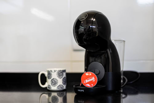 Cafeteira Krups preta com cápsula Nescafé Dolce Gusto na Casa Passarinho do Happy Nest AL, Pêra