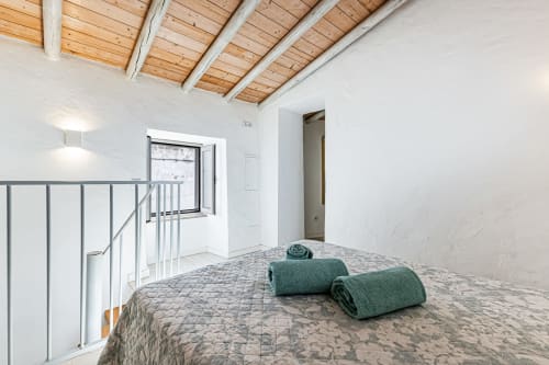 Quarto luminoso na casa de hóspedes Casa Passarinho em Happy Nest AL, Pêra, com teto de vigas de madeira e vista para o mar
