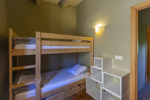 Lit superposé en bois avec literie bleue dans la chambre de l'appartement Rectoria de Regencós, Regencós Espagne