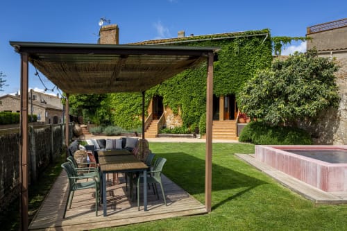 Terrasse de jardin avec pergola, table à manger et salon de détente aux Apartmentos Rectoria de Regencós, Costa Brava