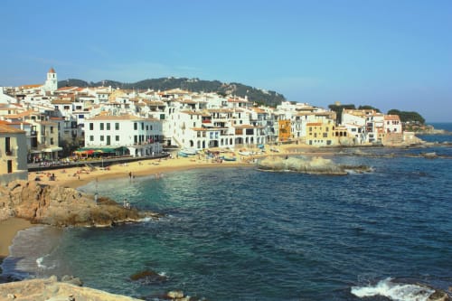 Village côtier coloré de la Costa Brava en Espagne avec plage, mer Méditerranée et maisons sur les collines