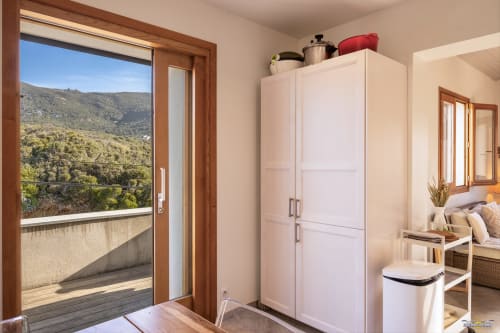 Cuisine de villa moderne avec vue sur les montagnes, La Conciergerie du Cap Corse, Centuri. Mobilier blanc, accès terrasse, corse