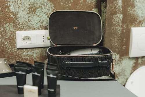 Lussuoso beauty case aperto presso Oltre Exclusive, boutique bed and breakfast di Palermo, con eleganti amenities e servizi hotel