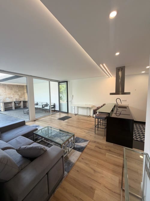 Apartamento moderno em plano aberto na Galagana Charm House com cozinha, sala de estar e vista para o jardim em Golegã