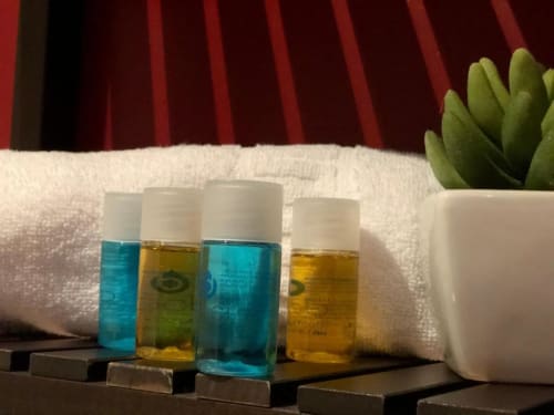 Exhibición de artículos de spa y toallas en Casa Rural El Infante, casa rural con alojamiento y desayuno en Oropesa, España