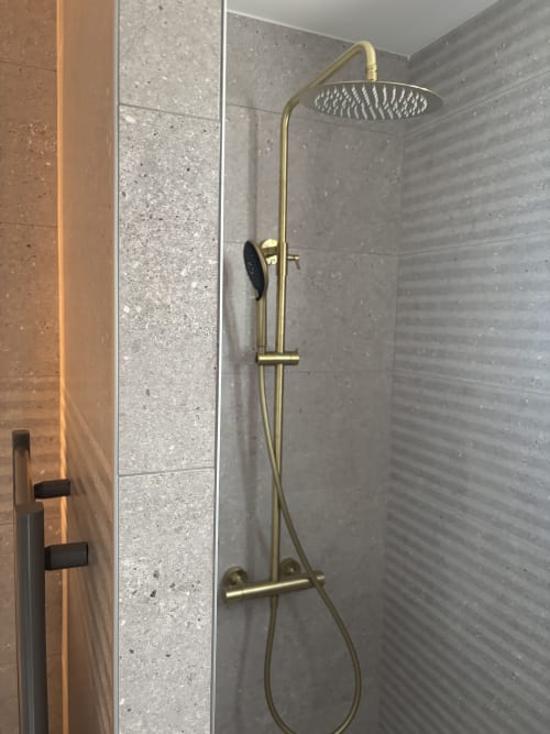 Système de douche en laiton moderne avec pommeau de douche pluie dans la chambre Puy de Sancy à la Résidence Les 3 Volcans, Clermont-Ferrand